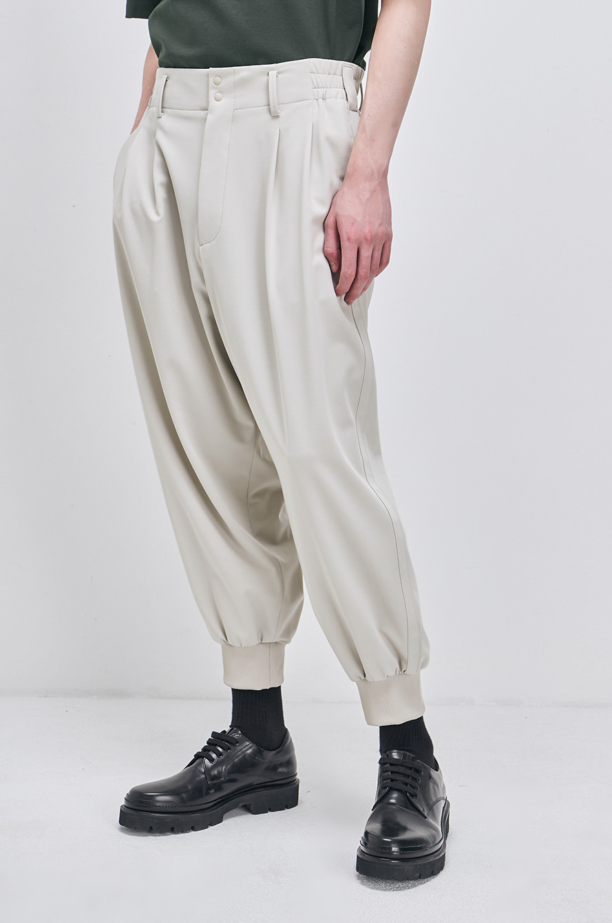 th products.MARC.tuck tapered pants | atlarastable.com