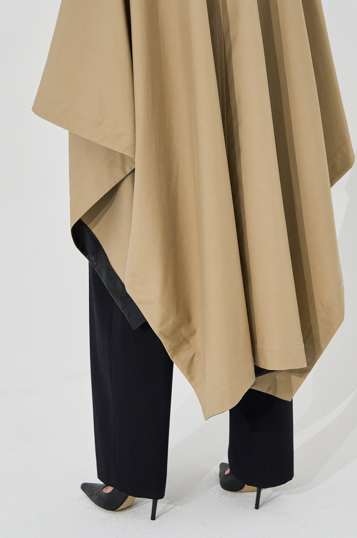 L´Or Irregular hem Cape Coat laubeblanc-